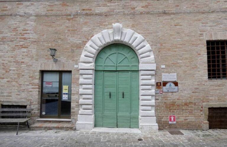 Ingresso-del-palazzo-della-Rovere-aCastelleone-di-Suasa-sede-del-Museo-Civico-Archeologico-Alvaro-Casagrande